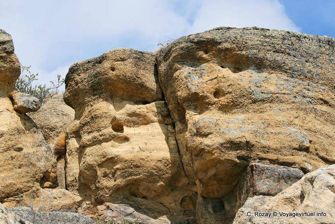 Visages dans la falaise, site archéologique Tehuelche, Walichu - Argentine