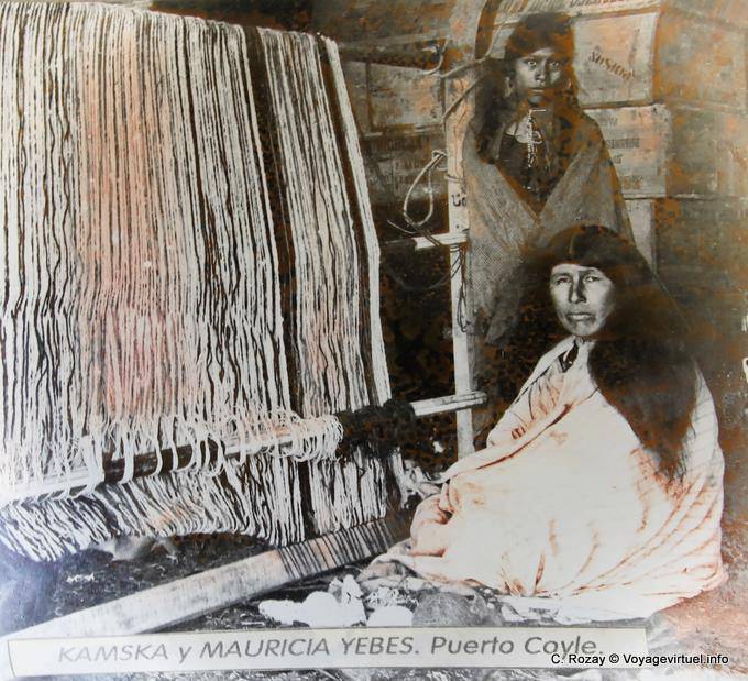 Photo ancienne d'indiennes, musée du site archéologique Tehuelche, Walichu - Argentine