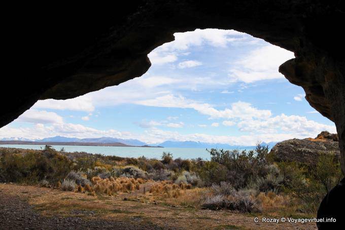 Vue depuis la grotte, site archéologique Tehuelche, Walichu - Argentine