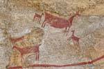 Mère et petits guanacos réalisés en peinture, peinture rupestre Tehuelche, Walichu, Argentine.