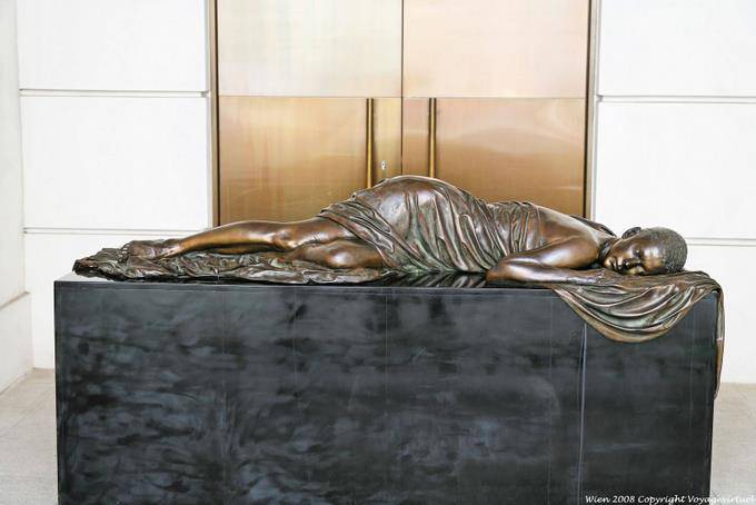 Freyung, Palais Kinski, Bronze de femme couchée - Vienne - Autriche