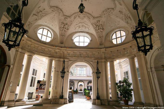 Freyung, Palais Kinski, dôme et colonnes dans l'entrée - Vienne - Autriche