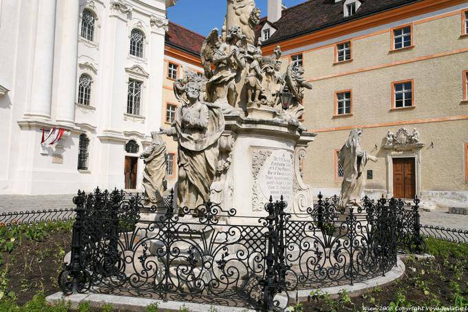 Jodok Fink Platz, Piaristenkirche, Zoom Maria Treu colonne - Vienne - Autriche