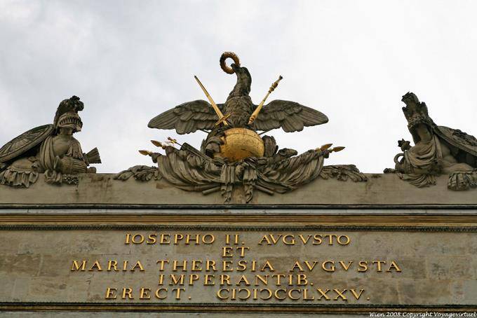 Gloriette de Schönbrunn, Aigle impérial sur globe entouré de trophées - Vienne - Autriche