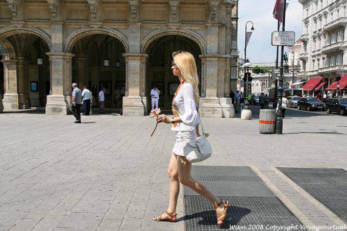 Staatsoper, Karajan Platz, femme au lotus - Vienne - Autriche