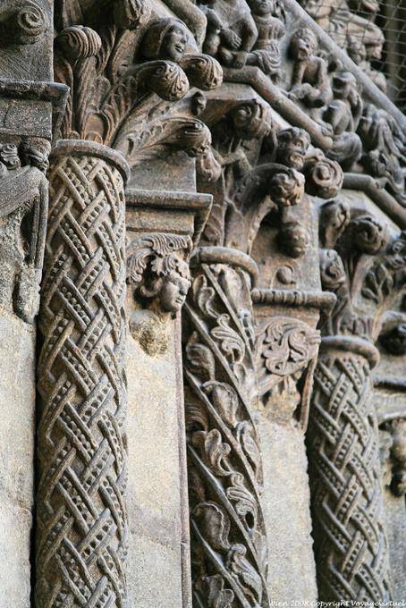 Stephansdom, Riesentor, colonnettes et frises - Vienne - Autriche