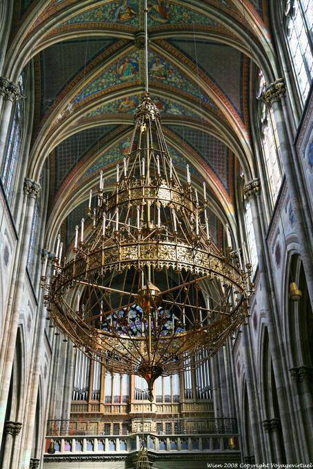 Votivkirche, Lustre depuis la voûte - Vienne - Autriche