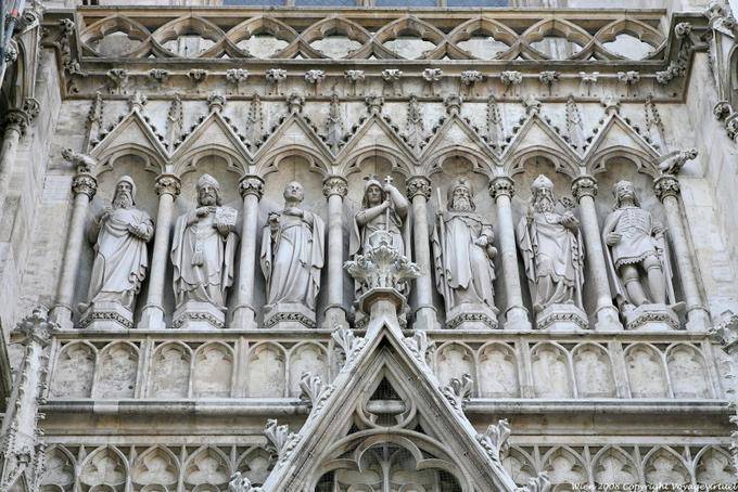 Votivkirche, portail, gros plan sur statues - Vienne - Autriche