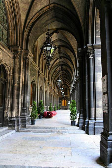 Wiener Rathaus, passage avec arcades gothiques - Vienne - Autriche