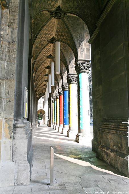Wiener Rathaus, sous d'autres arcades colorées - Vienne - Autriche