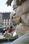 Michaeler Platz, Brunnen Macht zu Lande, regard infernal, Vienne - Autriche.