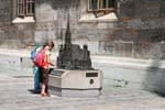 Stefansdom, enfants devant une reproduction, Vienne - Autriche.