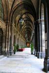 Wiener Rathaus, passage avec arcades gothiques, Vienne - Autriche.