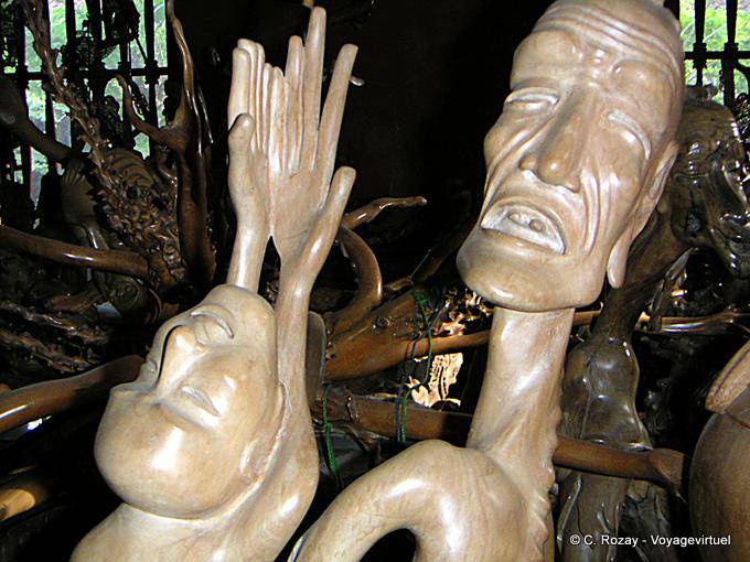 Têtes de bois sculptées, Bali - Bali