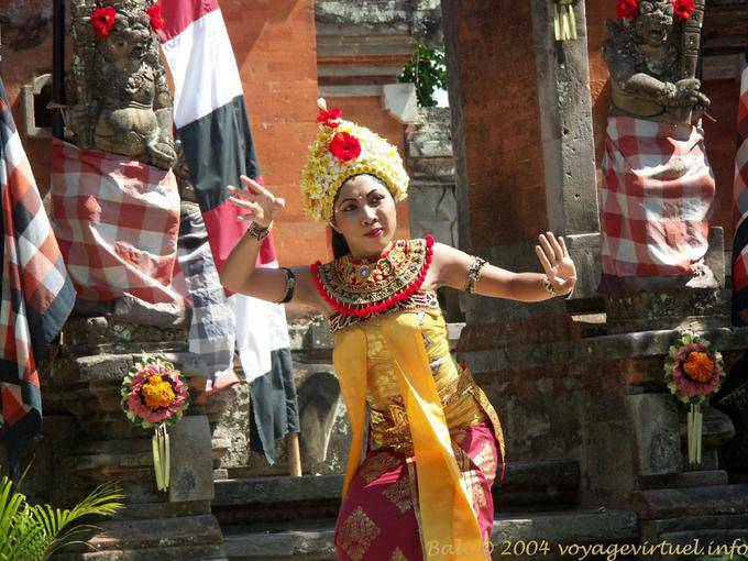 Jeux de doigts, danse balinaise Kriss - Bali