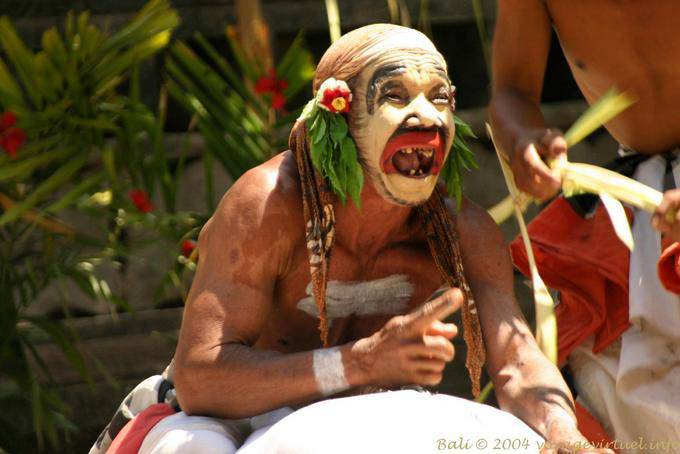 Rire devant la victoire du Bien, danse Kriss - Bali