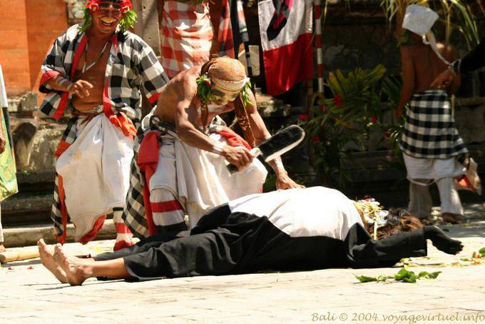 Bataille opposant Sahadewa à Kalika, danse Kriss - Bali