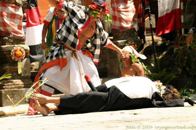 Scène burlesque, danse balinaise Kriss - Bali