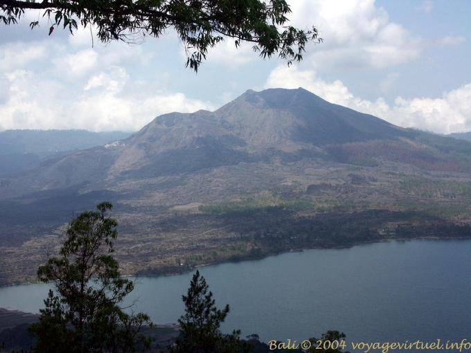 Vue sur le lac et volcans Batur - Bali