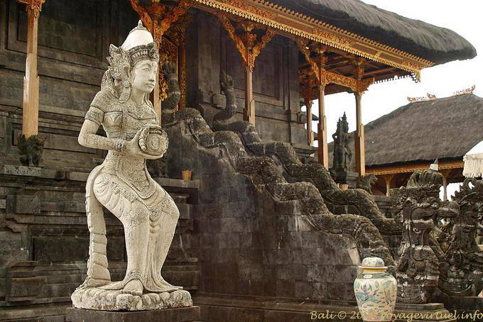 Lumière statuaire Ulun Danu Batur Batur - Bali