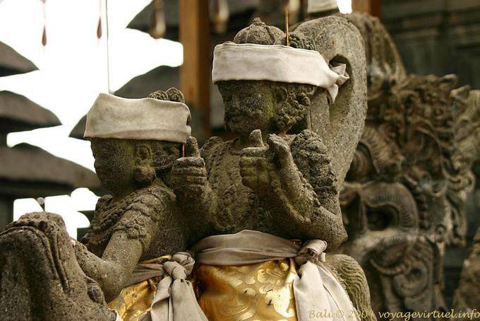 Statue aux pouces levés, Pura Ulun Danu Batur - Bali