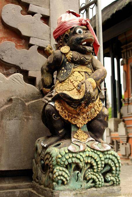 Statue colorée, Pura Ulun Danu Batur - Bali