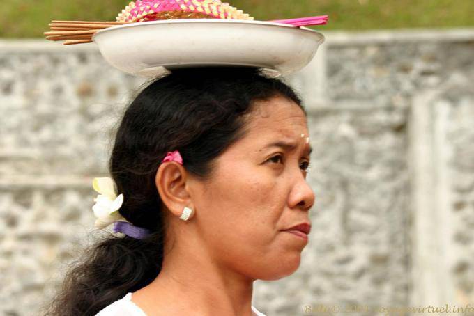 Offrande sur la tête, Pura Besakih - Bali