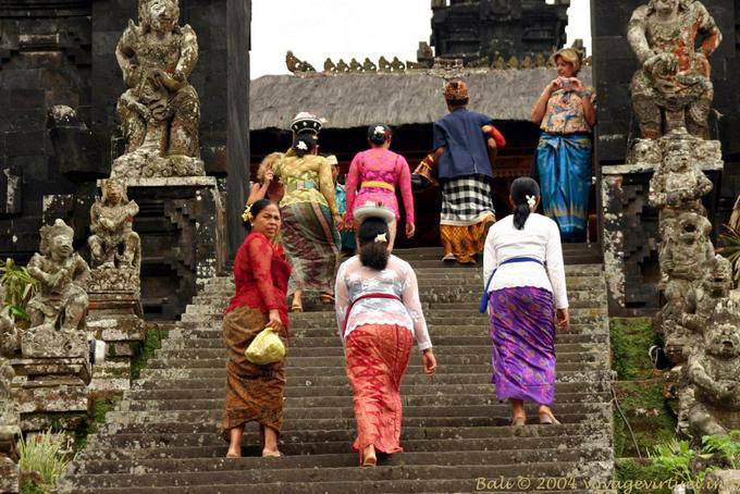 Femmes allant prier, Pura Besakih - Bali