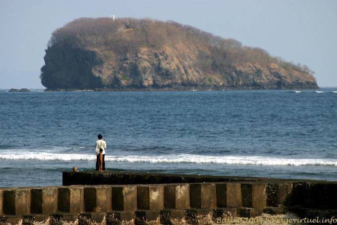 Le rocher baie de Candidasa - Bali