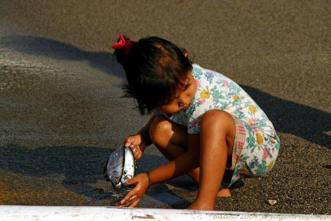 Petite fille au poisson Candidasa - Bali