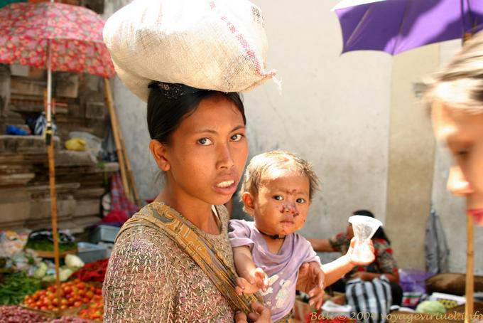 Femme à l'enfant barbouillé Gianyar - Bali