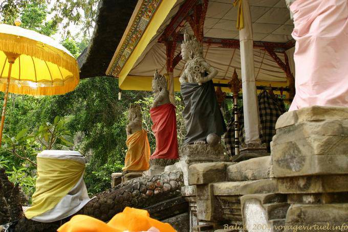 Statues enrubannées, Gunung Kawi - Bali