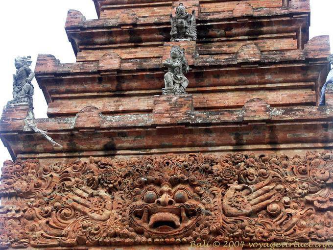 Statues et garuda sur le meru, Pura Sada, Kapal Bali A