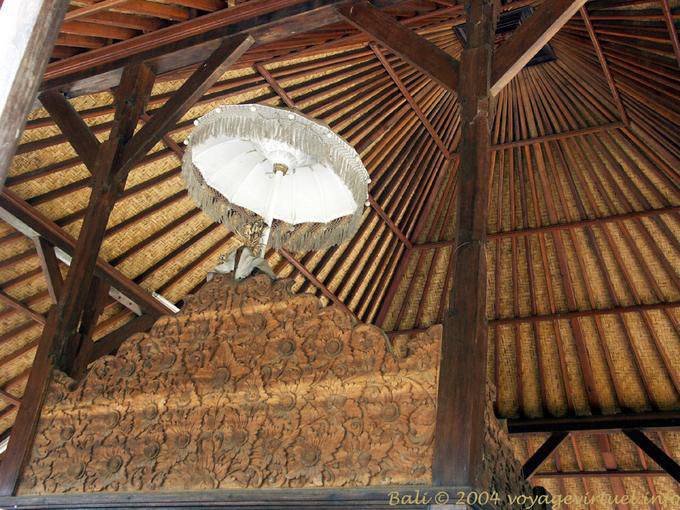 Architecture intérieure en bois, temple Pura Sada - Kapal Bali A