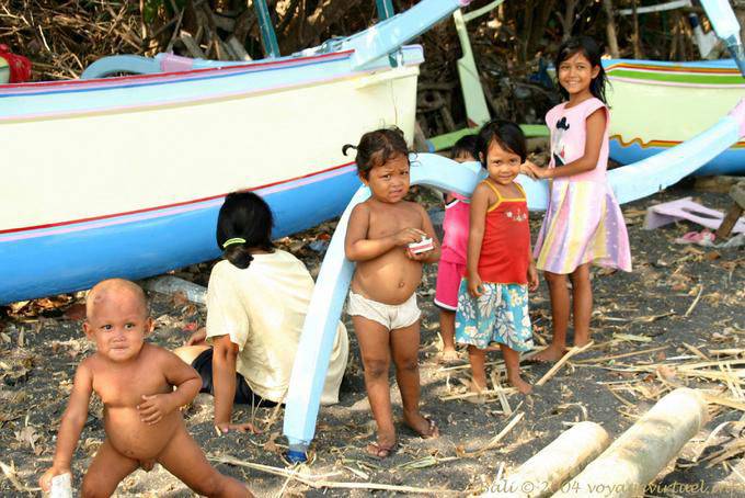 Enfants sur la plage Kusamba - Bali