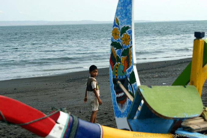 Enfant et jukung orné Kusamba - Bali