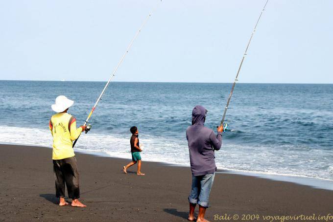 Pêche à la ligne sur la plage de Kusamba - Bali