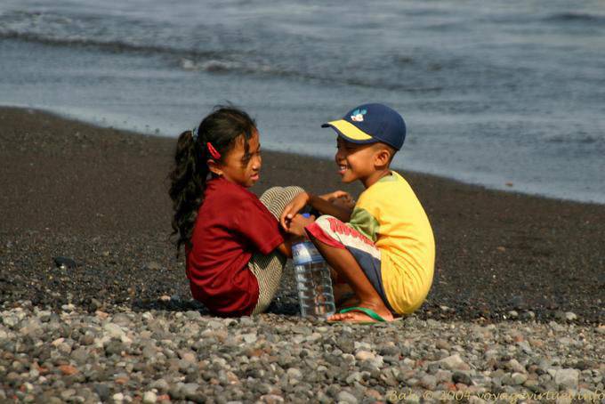 Couple d'enfants jouant sur la plage, Kusamba - Bali