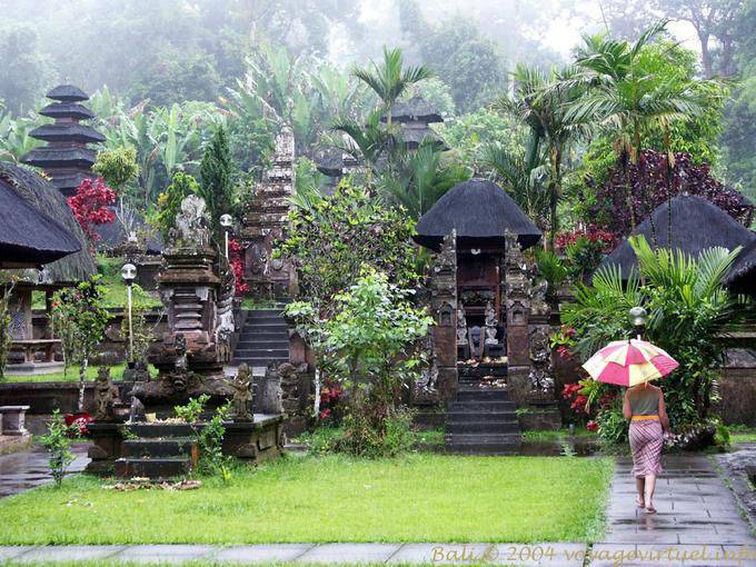 Visite sous la pluie, Luhur Batukaru. - Bali