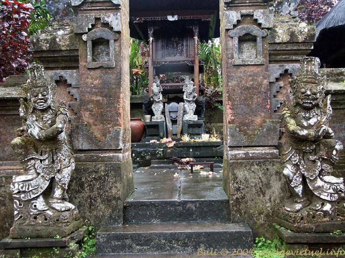Petit temple central Luhu Batukau Temple - Bali