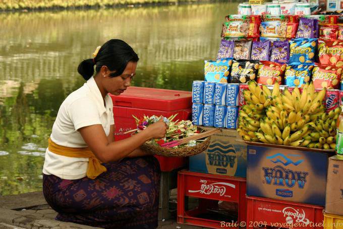 Jeune vendeuse balinaise, Mengwi Taman Ayun - Bali