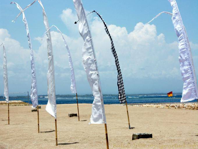 Drapeaux traditionnels sur la plage Nusa Dua - Bali