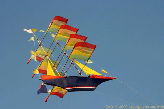 Cerf-volant en forme de bateau, Nusa Dua - Bali
