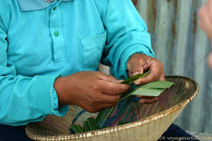 Confection d'offrande, Nusa Dua - Bali