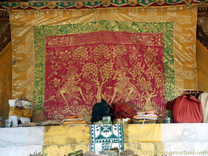 Autel avec offrandes, temple Penataran Sasih - Bali