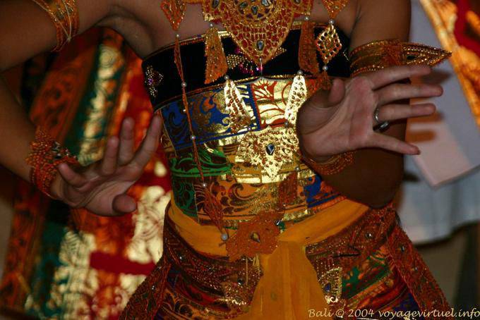 Zoom sur costune et jeu de main délicat, danse Ramayana Nusa Dua - Bali