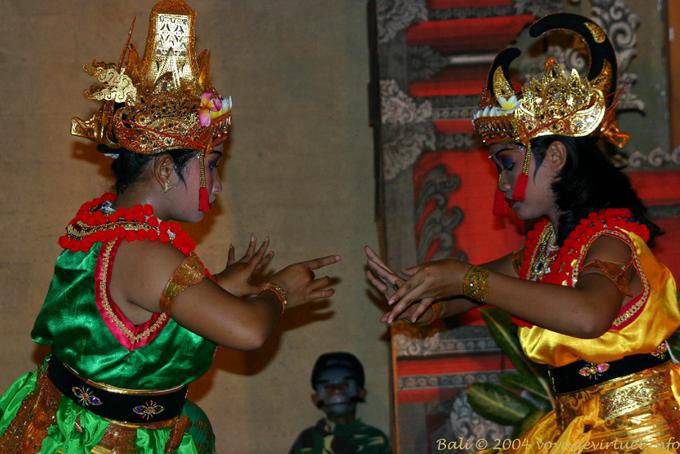Danseuses aux gestes délicats et postures typiques, danse Ramayana Nusa Dua - Bali