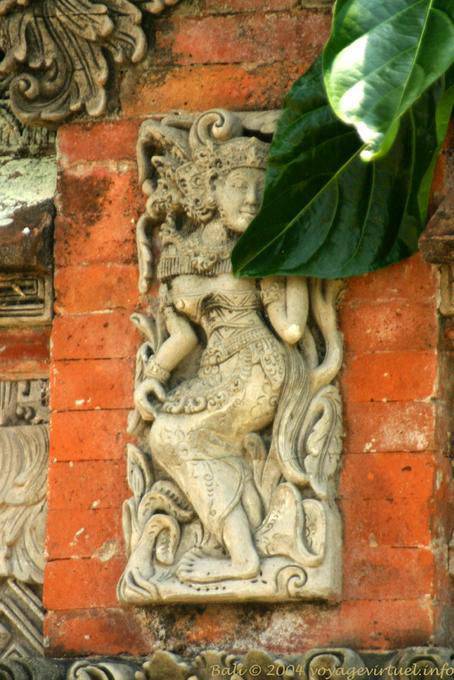 Sculpture sur brique, Rambut Siwi Temple - Bali