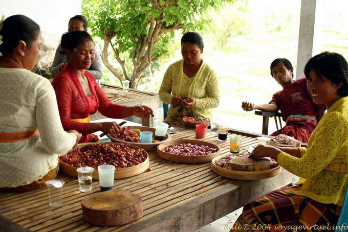 Femmes préparant le repas, Rambut Siwi - Bali