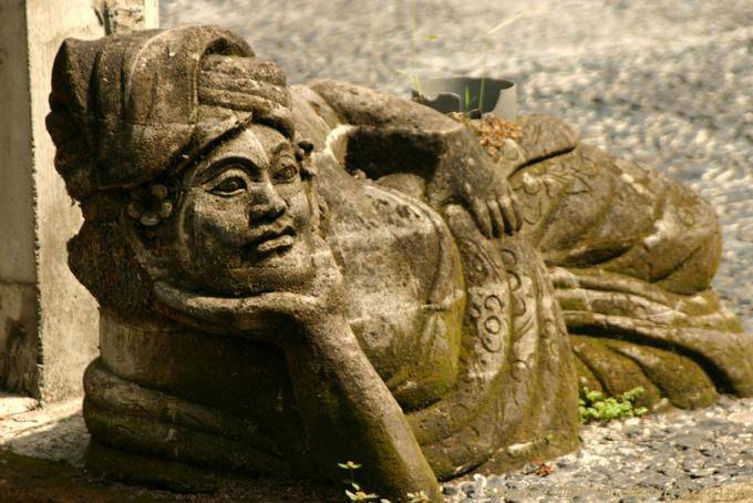 Statue homme couché méditatif, Ubud - Bali